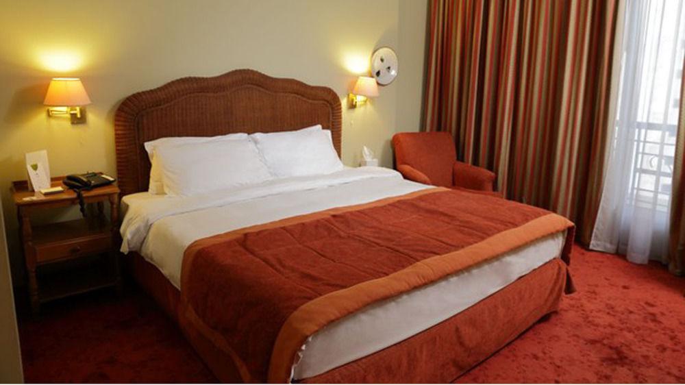 Warwick Palm Beach Hotel Beirut Esterno foto