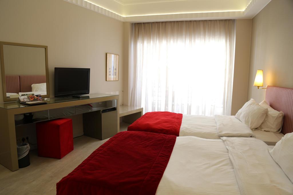 Warwick Palm Beach Hotel Beirut Esterno foto